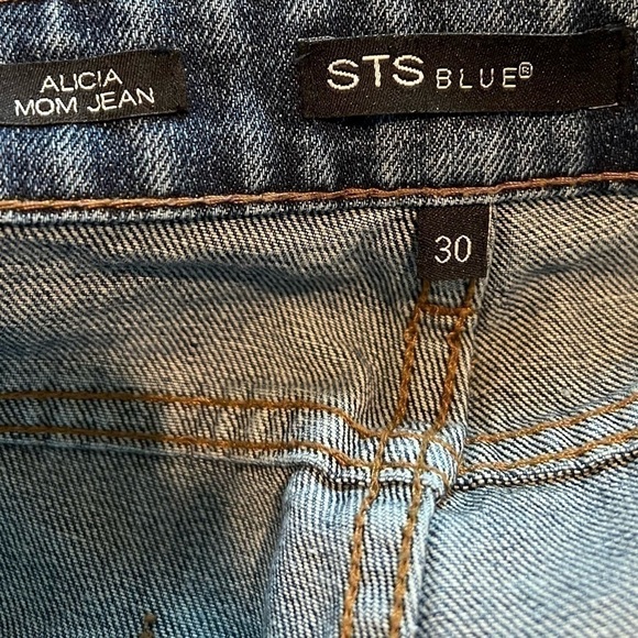 STS Blue Alicia Mom Jean Medium Wash Denim Distressed Frayed Hem Jeans Size 30 - Picture 8 of 9